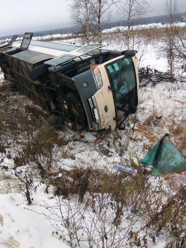 Пассажирский автобус съехал в кювет и опрокинулся