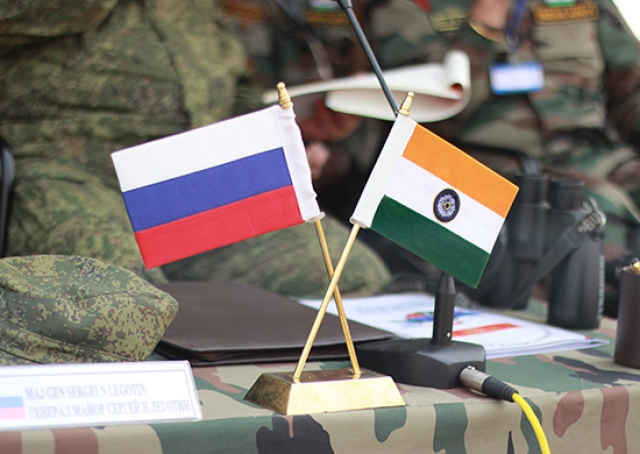 Флаги России и Индии. Военное сотрудничество