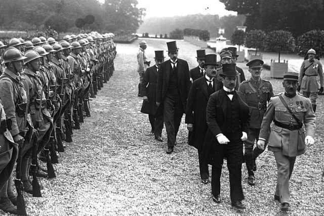 Прибытие венгерской делегации во главе с Агоштом Бенардом на церемонию подписания Трианонского договора