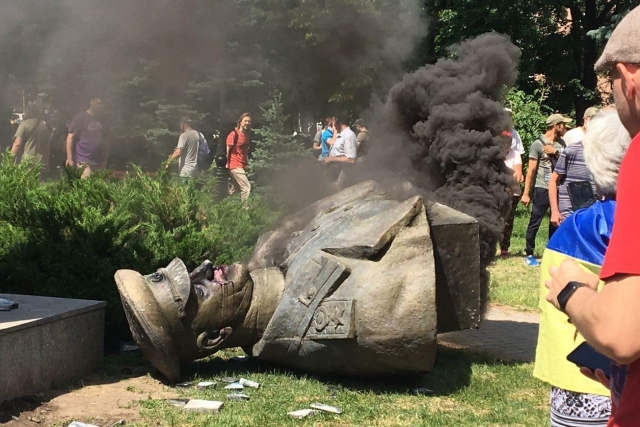 Снесенный памятник Георгию Жукову в Харькове 