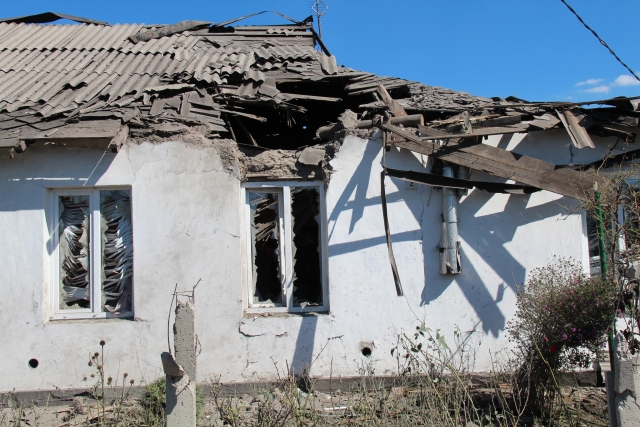 Разрушенный от обстрелов ВСУ дом в ДНР 