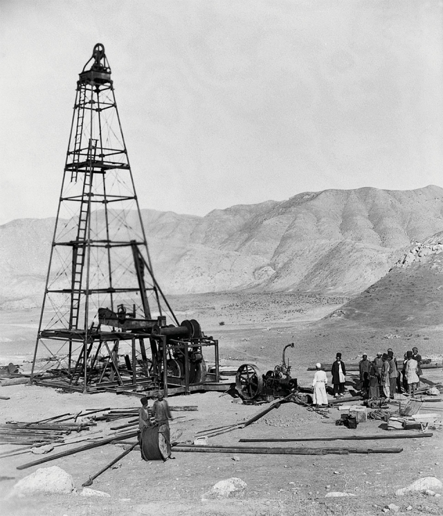 Нефтяная вышка в Персии. 1909