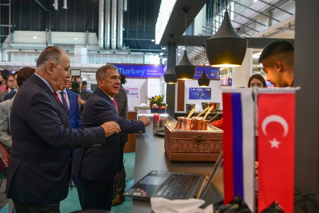 Рустам Минниханов осматривает турецкую экспозицию 