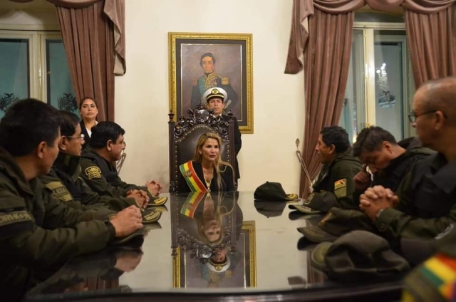 Жанин Аньез и боливийские военные 