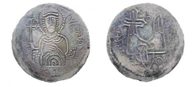 Сребреник Святополка. На реверсе монеты выбит княжеский знак Святослава в виде двузубца, левый зубец которого заканчивается крестом