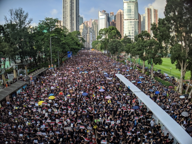 Два миллиона человек во время акции протеста. Гонконг 16.06.2019