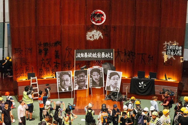 Зал заседаний заседаний в после штурма протестующими комплекса Законодательного совета. Гонконг. КНР
