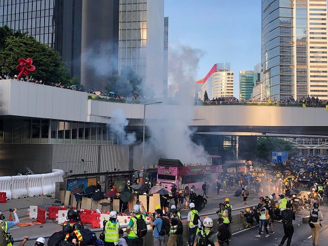 Полиция применяет слезоточивый газ для разгона протестующих