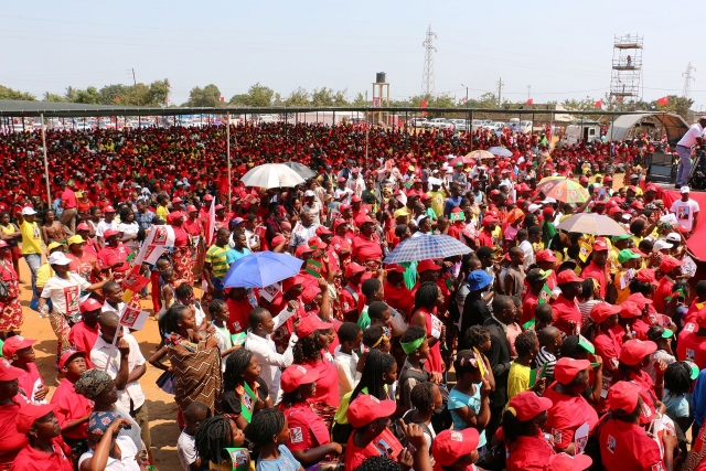 Сторонники партии FRELIMO (Фронт освобождения Мозамбика) 