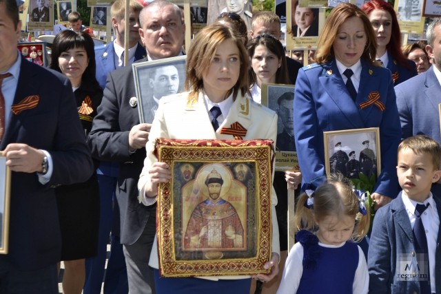 Наталья Поклонская с иконой Николая II, во время шествия «Бессмертного полка»
