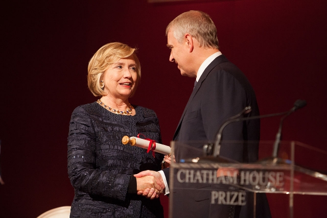 Хиллари Клинтон вручила премию Chatham House 2013 принцу Эндрю 