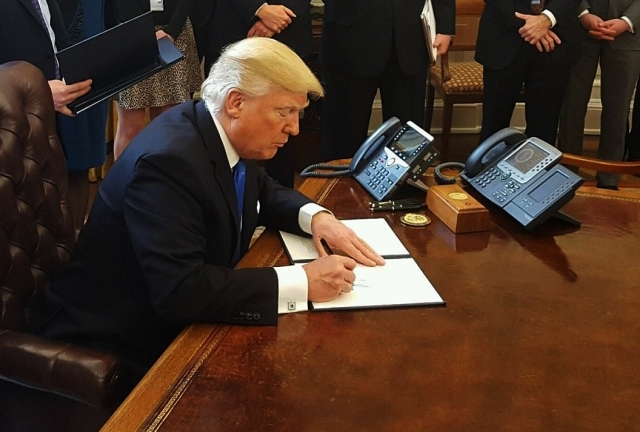 Дональд Трамп подписывает законопроект