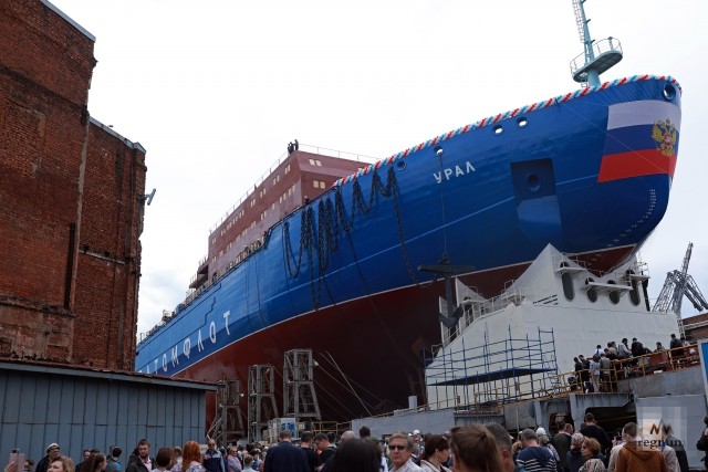 Новый атомный ледокол класса ЛК-60Я (проект 22220) Урал перед началом церемонии спуска на воду в Санкт-Петербурге 