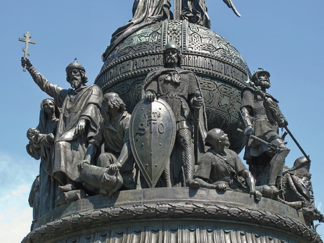 Средний ярус монумента «Тысячелетие России» (Великий Новгород) — 17 «колоссальных» фигур, объединенные в шесть скульптурных сюжетов, символизирующих ключевые периоды истории России