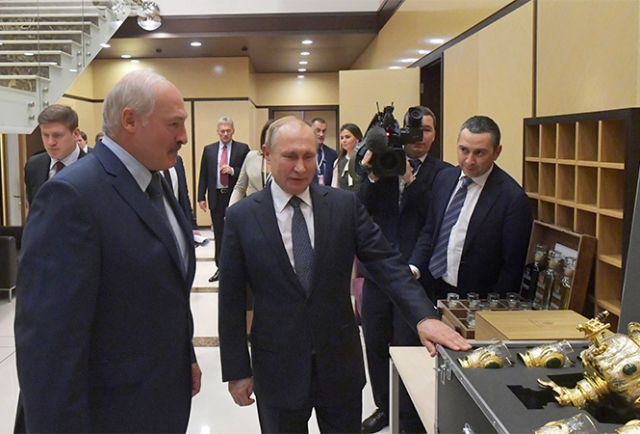 После завершения переговоров Владимир Путин и Александр Лукашенко обменялись подарками. 7 декабря 2019 года, Сочи
