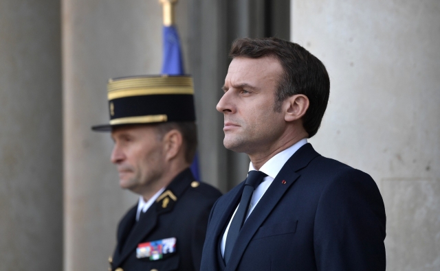 Президент Франции Эммануэль Макрон перед началом встречи в «нормандском формате» 
