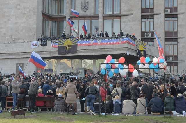 Митинг возле захваченного здания Донецкой ОГА, проходивший 7 апреля 2014 года 