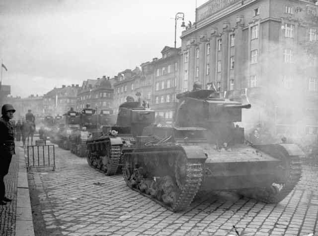 Польские танки на улицах чехословацкого города. 1938