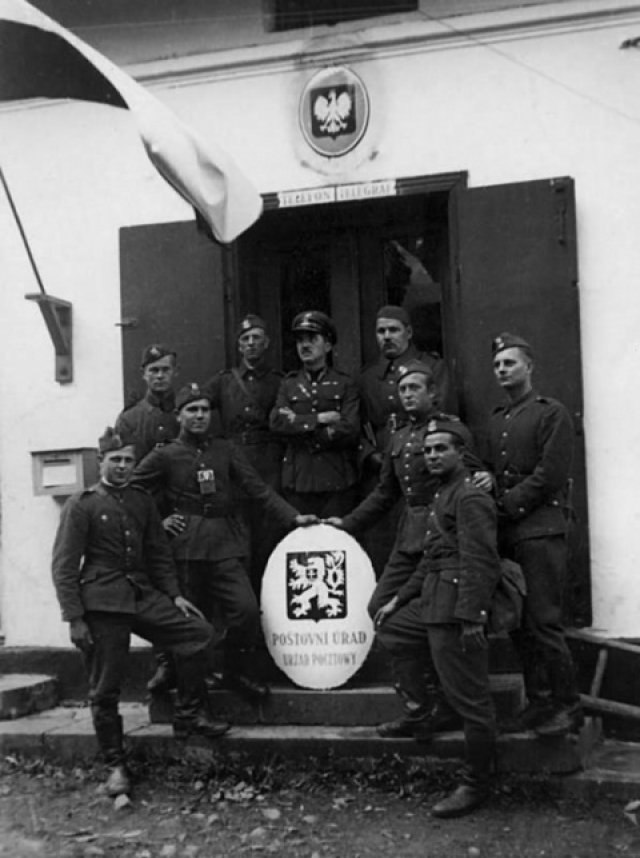 Польские солдаты позируют с низложенным чехословацким гербом. 1938