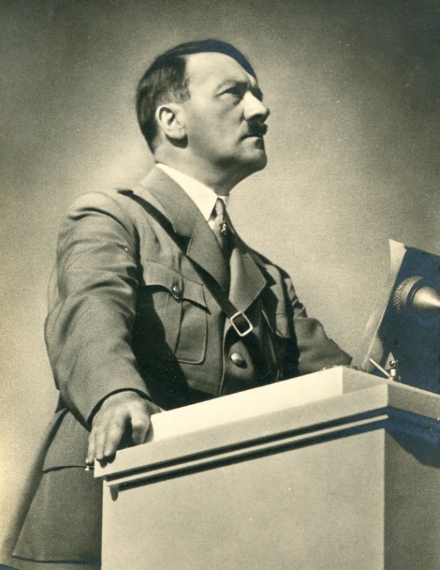 Гитлер выступает с речью