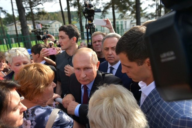 Владимир Путин с жителями Тулуна
