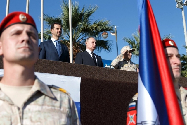 Владимир Путин во время посещения авиабазы Хмеймим в Сирии