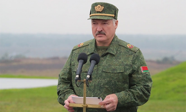Александр Лукашенко наблюдает за учениями 