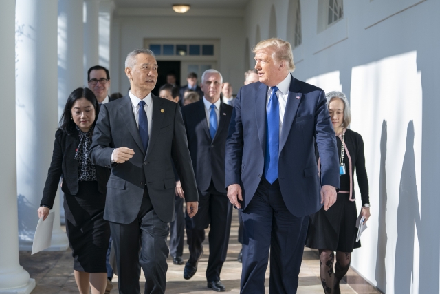 Вице-премьер Госсовета КНР Лю Хэ и президент США Дональд Трамп прибыли в Белый дом для подписания торгово-экономического соглашения. 15 января 2020 года 