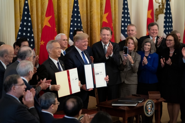 Церемония подписания китайско-американского соглашения по торгово-экономическим вопросам. 15 января 2020 года, Вашингтон