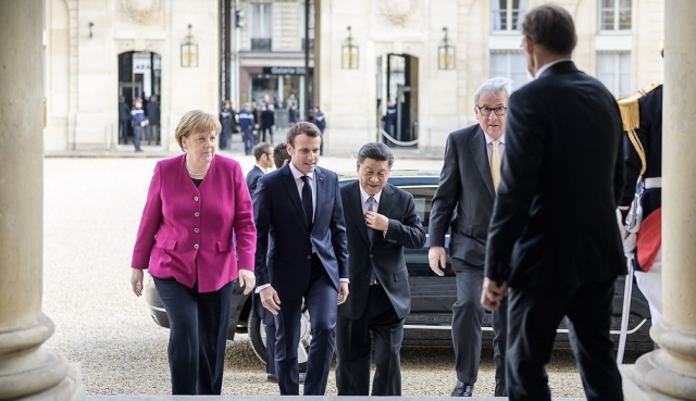 Встреча канцлера Германии Меркель с президентом Франции Эммануэлем Макроном, президентом Китая Си Цзиньпином и президентом Еврокомиссии Жан-Клодом Юнкером в Париже 