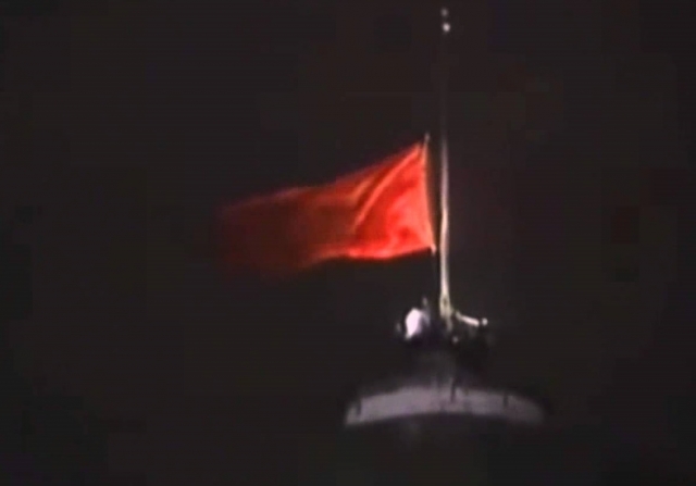 Момент снятие флага СССР с кремля. 1991 