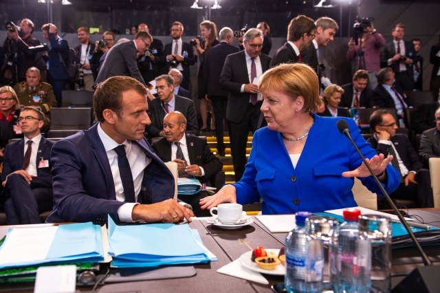 Эммануэль Макрон и Ангела Меркель. Саммит НАТО, 11-12 июля 2018 года