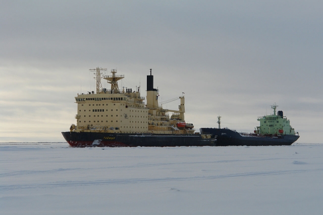 Ледокол «Таймыр» ведёт танкер «Индига» во льдах 