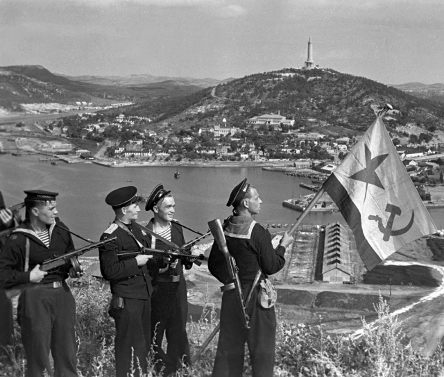 Морские пехотинцы Тихоокеанского флота поднимают знамя в Порт-Артуре, 1 октября 1945 года