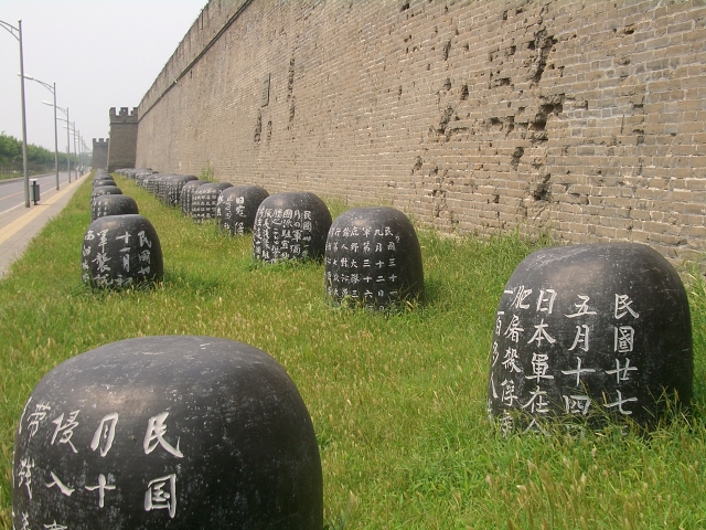 История японской агрессии в Китае кратко изложена на каменных бочках у стен крепости Ваньпин у моста Лугоу