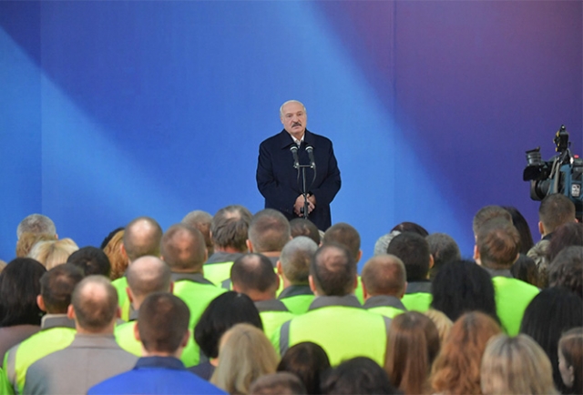 Александр Лукашенко во время встречи с коллективом Светлогорского ЦКК, 14 февраля 2020 года