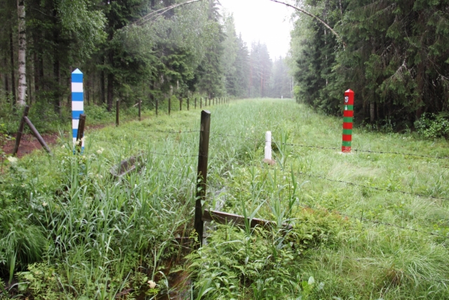 Граница РФ и Финляндии в лесной местности 