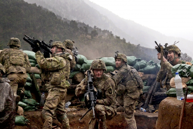 Американские солдаты ведут бой в Афганистане 