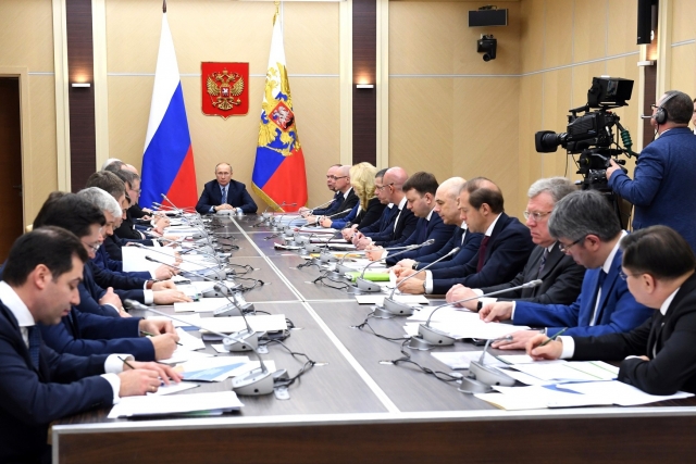 Владимир Путин на совещании с членами правительства 