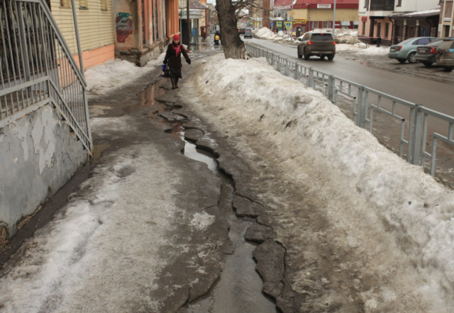 Неочищенный от снега тротуар в Барнауле