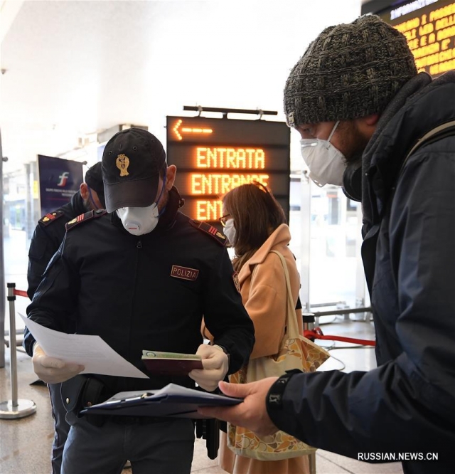 Полиция проверяет прибывших пассажиров в аэропорту Рима
