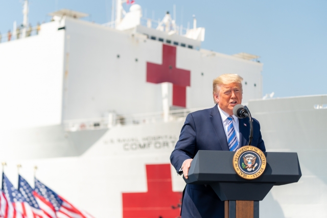 Выступление Дональда Трампа на морской пристани перед отправкой корабля-госпиталя ВМС США USNS Comfort в Нью-Йорк, где он будет помогать больницам, переполненным пациентами с COVID-19. 28 марта 2020 года
