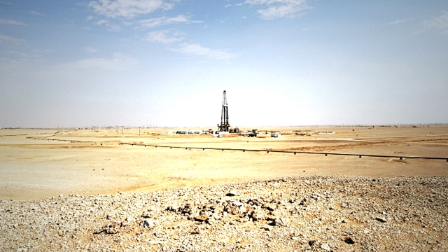 Нефтяная вышка в пустыне 