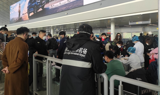 Проверка пассажиров на коронавирус в китайском аэропорту 