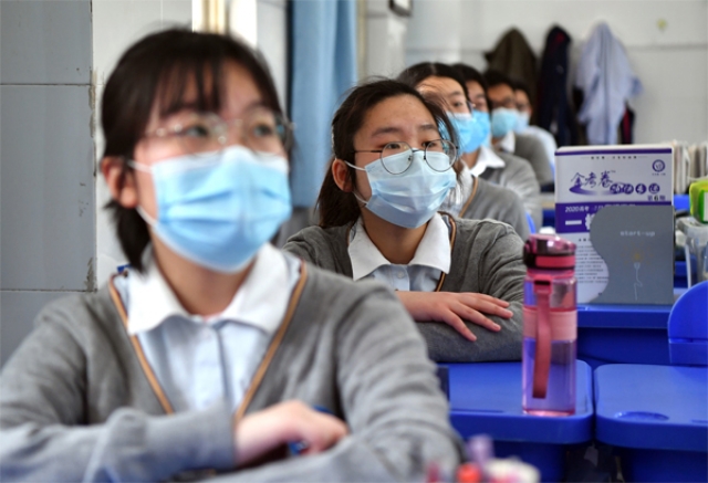 В учебных заведениях Китая возобновляются занятия 