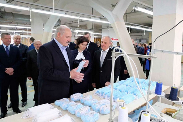 Александр Лукашенко на предприятии «Славянка» в Бобруйске, где производят средства индивидуальной защиты 