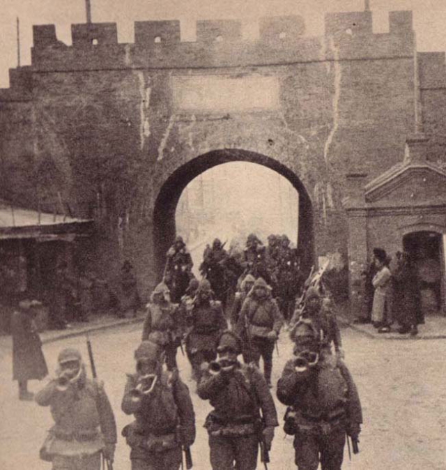 Японские солдаты входят в Мукден
