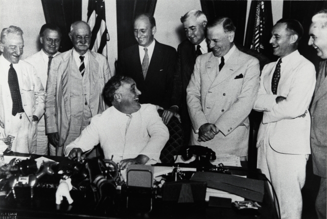 Закон о банковской деятельности, подписанный Рузвельтом 23 августа 1935 года, завершил реструктуризацию Федерального резерва и финансовой системы