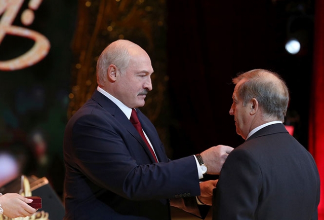 Александр Лукашенко вручает орден Почета руководителю Брестского облисполкома Анатолию Лису, 11 января 2020 года