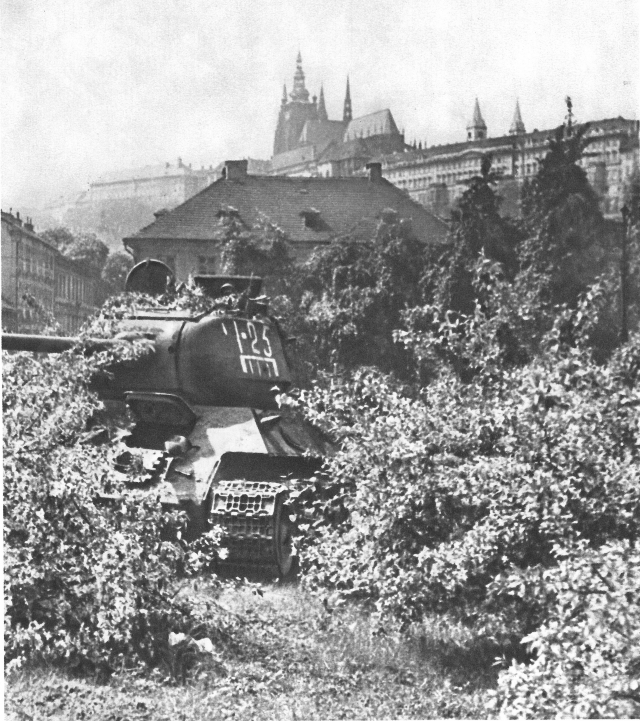 Советский танк-34 рядом с Пражским Градом
